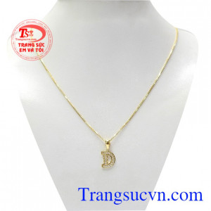 Bộ mặt dây chữ D tinh tế là sự kết hợp thời trang giữa mặt dây chữ và dây chuyền vàng chất lượng.