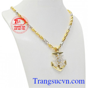 Bộ sản phẩm là sự kết hợp hoàn hảo giữa mặt dây vàng nam tinh tế và dây chuyền vàng tinh tế đeo hợp thời trang