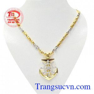 Bộ mặt dây thời thượng được chế tác tinh xảo từ công nghệ cao, vàng chất lượng mang lai vẻ hiện đại, sang trọng cho phái mạnh