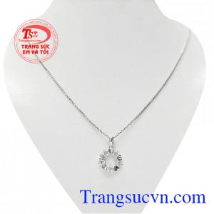 Bộ mặt dây vàng trắng trái tim là sự kết hợp của mặt dây vàng trắng trái tim yêu thương và dây chuyền ý mảnh mai