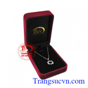 Bộ mặt dây vàng trắng trái tim là điều tuyệt vời để làm quà tặng cho cô gái của đời mình.