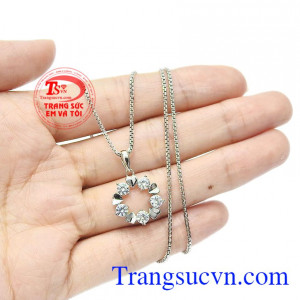 Với thiết kế xinh xắn bộ mặt dây sẽ đem lại vẻ thanh lịch cho phái đẹp, đây sẽ là sản phẩm được yêu thích của các nàng