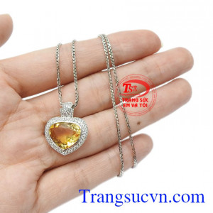 Bộ mặt trái tim thạch anh vàng trang nhã nhưng vẫn vô cùng thu hút và nổi bật.