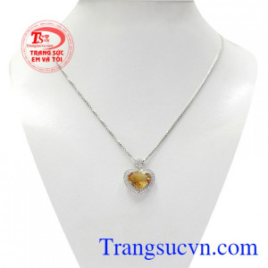 Bộ mặt trái tim thạch anh vàng là sản phẩm mới của công ty Trang sức Em và Tôi hiện đang được nhiều khách hàng yêu thích.