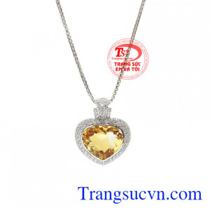 Người ta tin rằng, đá thạch anh vàng tượng trưng cho sự giàu có, thịnh vượng mang lại may mắn cho người sở hữu.