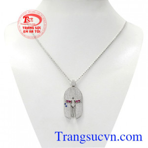 Bộ mặt vàng trắng dũng mãnh là sự kết hợp giữa mặt dây vàng trắng độc đáo và dây chuyền vàng trắng tinh tế.
