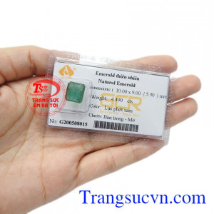 Sản phẩm có thể gắn làm mặt dây hoặc nhẫn sẽ thể hiện được vẻ sang trọng và đem lại may mắn cho người đeo. Đá Emerald ép vỉ thiên nhiên