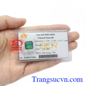 Những vết nứt và tagrave; tạp chất grave;ng của ngọc lục bảo thường không làm giảm đi giá trị tuyệt vời của nó.