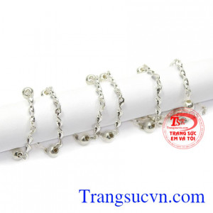 Hãy đến trang sức Em và Tôi và chọn cho mình những mẫu dây chuyền bạc xinh xắn thể hiện phong cách của bản thân.