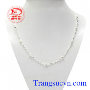 Dây chuyền bạc nữ trẻ trung là một sản phẩm mới của công ty trang sức Em và Tôi với mẫu mã đầy thời trang.