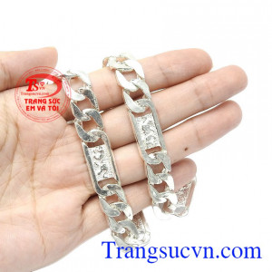 Dây chuyền bạc vừa giúp bảo vệ sức khỏe vừa mang đến nét nam tính, khỏe khoắn. Dây chuyền bạc tuổi dần