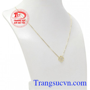 Dây chuyền hoa vàng may mắn được nhập khẩu trực tiếp từ Hàn Quốc mang đến vẻ đẹp vô cùng tinh tế.