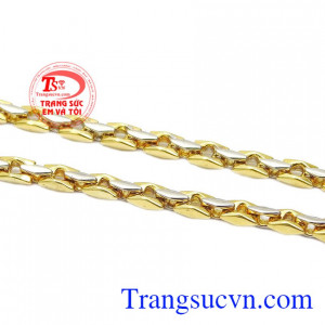 Sản phẩm được chế tác từ vàng 18k với màu vàng và màu trắng tạo điểm nhấn cho dây chuyền. Dây chuyền nam hùng dũng