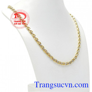 Dây chuyền nam hùng dũng được nhập khẩu từ Italy với kiểu chế tác phong cách, hợp thời trang. 