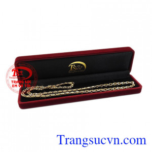 Dây chuyền nam hùng dũng có thể kết hợp với mặt dây để thay đổi phong cách. 