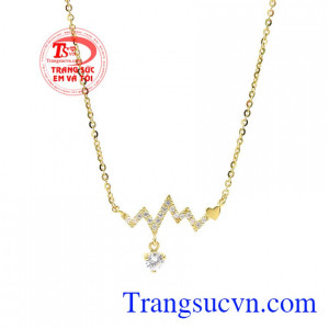 Chiếc dây chuyền sẽ khiến cho các cô gái bồi hồi và vui vẻ khi được người yêu thương tặng cho mình.