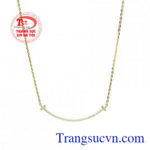 Sản phẩm được chế tác với hình dáng nụ cười như muốn gửi gắm tới người dùng hãy luôn vui vẻ, hạnh phúc, hãy yêu thương chính bản thân mình nhiều hơn. Dây chuyền nụ cười xinh