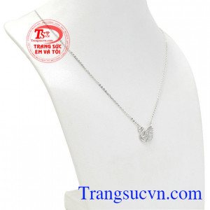 Dây chuyền thiên nga sang trọng được chế tác dựa vào đặc tính của loài thiên nga. 