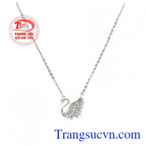 Dây chuyền thiên nga sang trọng giúp tôn lên nét đẹp của người phụ nữ. 