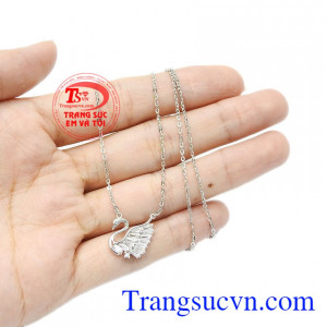Là biểu tượng của sự đẹp đẽ, thánh thiện và lòng thủy chung, thiên nga đã trở thành cảm hứng sáng tác của rất nhiều nhà thiết kế trang sức. Dây chuyền thiên nga sang trọng