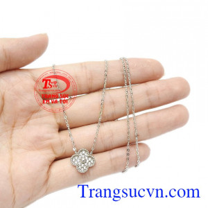 Mỗi người phụ nữ như một bông hoa tô điểm cho thế giới. Dây liền mặt may mắn