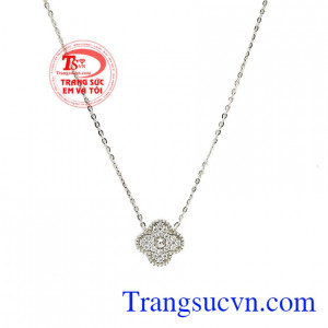 Với ý nghĩa đó, các nhà chế tác đã tạo ra sản phẩm dây liền mặt may mắn mang nét đẹp vừa dịu dàng, vừa tao nhã. Dây liền mặt may mắn