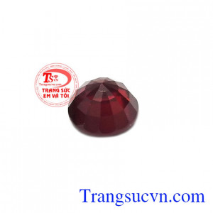 Ngoài ra, trong phong thủy, người ta tin rằng sắc đỏ của đá granat mang đến sự dư giả, giàu có, là biểu tượng cho sự quyền lực và địa vị. Granat thiên nhiên hộ mệnh