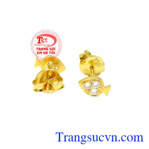 Đôi hoa tai vàng sẽ khiến cho phái nữ trở nên vô cùng thu hút với kiểu dáng nhỏ xinh nhưng vẫn vô cùng tinh tế.