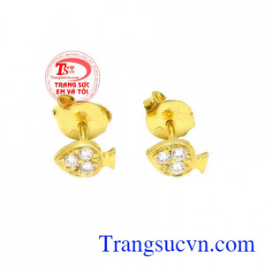 Hoa tai nữ vàng nhỏ xinh được chế tác hình cá may mắn từ vàng 18k, thiết kế nhỏ nhắn.