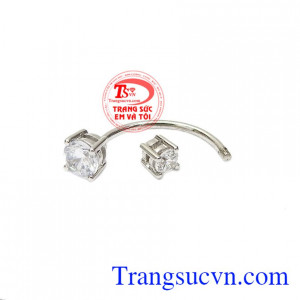 Sản phẩm kết hợp vàng cùng đá cz tạo nên độ lấp lánh và ấn tượng. Khuyên rốn độc đáo