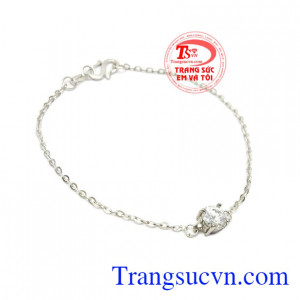 Lắc bạc nữ xinh đẹp được thiết kế với kiểu dáng mảnh, tinh tế và dịu dàng giúp tôn lên nét đẹp phái nữ. 