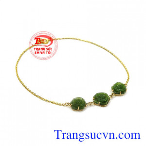 Lắc chân hoa hồng nephrite được thiết kế vô cũng xinh đẹp và duyên dáng. 