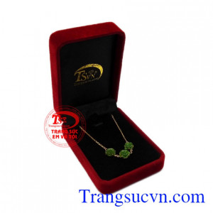 Ngọc nephrite thiên nhiên hợp mệnh mang đến nhiều may mắn và bình an. Lắc chân hoa hồng nephrite