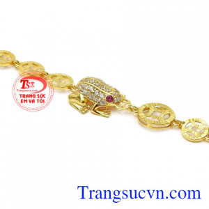 Thiết kế với thiềm thừ ngậm tiền là hình ảnh của sự giàu có, thịnh vượng sẽ giúp người dùng được may mắn và tài lộc. Lắc nữ thiềm thừ vàng thịnh vượng