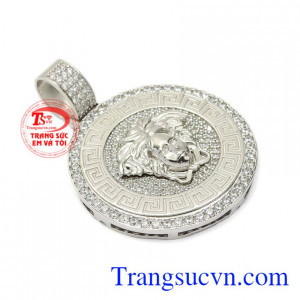 Mặt dây bạc này sẽ không khiến các cánh mày râu thất vọng bởi vẻ nam tính và vô cùng trẻ trung sẽ khiến phái nam trở nên thu hút hơn.