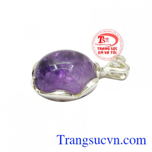 Thạch anh tím thích hợp với người mệnh hỏa và thổ mang đến nhiều may mắn cũng như thịnh vượng.