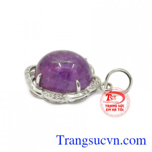 Sản phẩm có thể kết hợp với dây chuyền bạc mảnh mai tạo nên vẻ tinh tế cho các nàng.