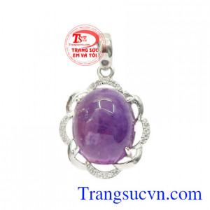 Mặt dây bạc thạch anh tím đẹp được chế tác tinh xảo, quý phái tôn lên vẻ đẹp thuần khiết cho nữ giới.