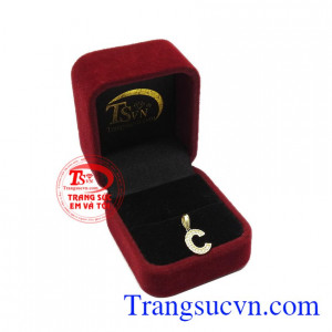 Sản phẩm thích hợp để làm quà tặng, đặc biệt với các cặp đôi yêu nhau có thể dùng mặt dây đôi. Mặt dây chữ C lấp lánh