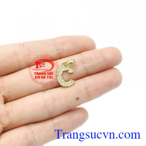 Sản phẩm được bảo hành uy tín, có thể đặt chế tác theo yêu cầu. Mặt dây chữ C lấp lánh