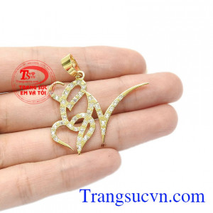 Bạn có thể đặt chế tác theo yêu cầu để dành tặng cho người thân yêu của bạn. Mặt dây chữ CN đẹp