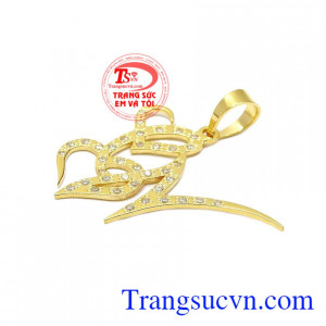 Được chế tác từ vàng tây 18k giúp cho sản phẩm được bền đẹp, sáng bóng với thời gian. Mặt dây chữ CN đẹp