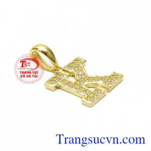 Đã từ lâu, mặt dây chữ trở thành xu hướng yêu thích của giới trẻ bởi kiểu dáng đơn giản mà vẫn trẻ trung, phong cách.