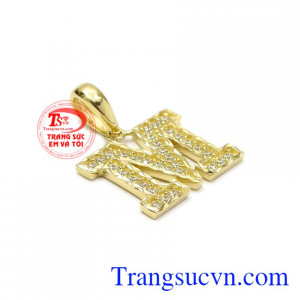 Mặt dây chữ có thể là một món đồ kỉ niệm của bất kì ai bạn có thể khắc tên người thân yêu, đứa con cưng hay chính mình,...