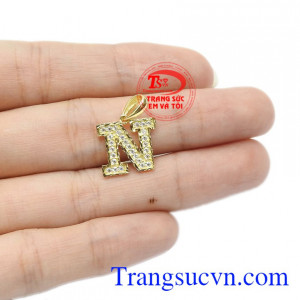 Mặt dây chữ N thời trang dễ kết hợp cùng với nhiều kiểu quần áo.