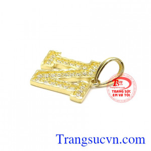 Các cặp đôi cũng có thể bộc lộ tình cảm của mình khi đeo mặt dây có tên của một nửa kia của mình.