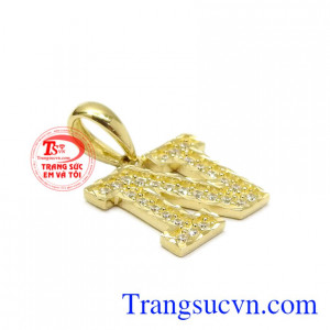 Mặt dây chữ hiện đang được giới trẻ yêu thích bởi nó mang lại vẻ trẻ trung và không bị lỗi mốt.