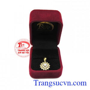 Mặt dây chuyền đính đá sang trọng là món quà tuyệt vời cho người bạn yêu thương