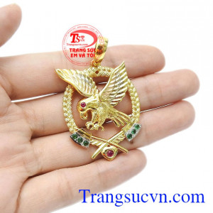 sản phẩm phù hợp cho nam đeo cùng dây chuyền vàng. Mặt dây chuyền nam đại bàng