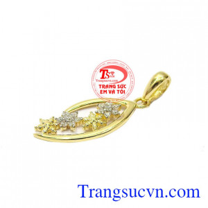 Mặt dây chuyền nữ may mắn dễ dàng kết hợp với nhiều phong cách thời trang và trang phục